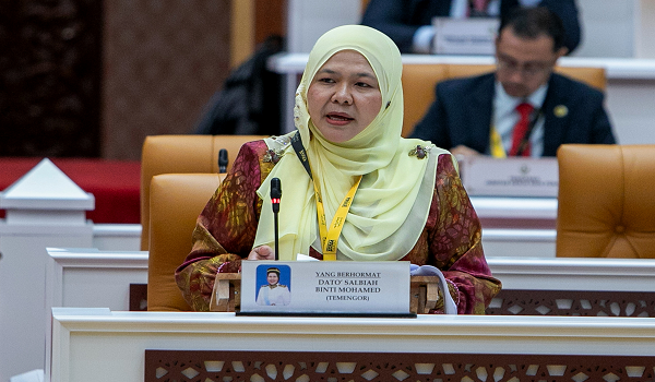 Exco Pembangunan Wanita Keluarga Kebajikan Masyarakat Pembangunan Usahawan dan Koperasi Perak, Datuk Salbiah Mohamed berucap pada Mesyuarat Kedua, Tahun Ketiga Dewan Negeri Ke-15 Perak Darul Ridzuan di Bangunan Perak Darul Ridzuan hari in